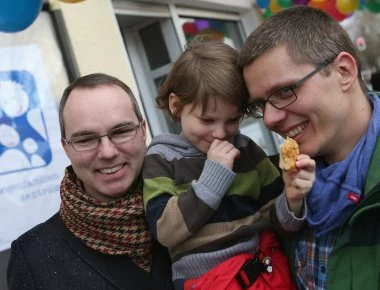 Δεν υπάρχει πάτος σε αυτή την Βουλή: Θα υιοθετούν μικρά παιδιά και τα ομοφυλόφιλα ζευγάρια